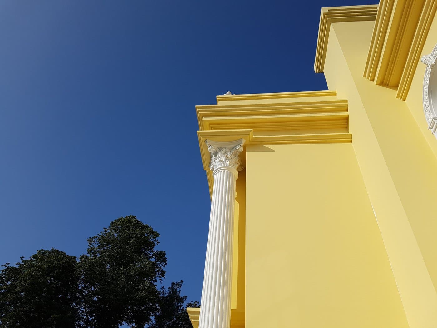 Column capital and projecting cornice detail.